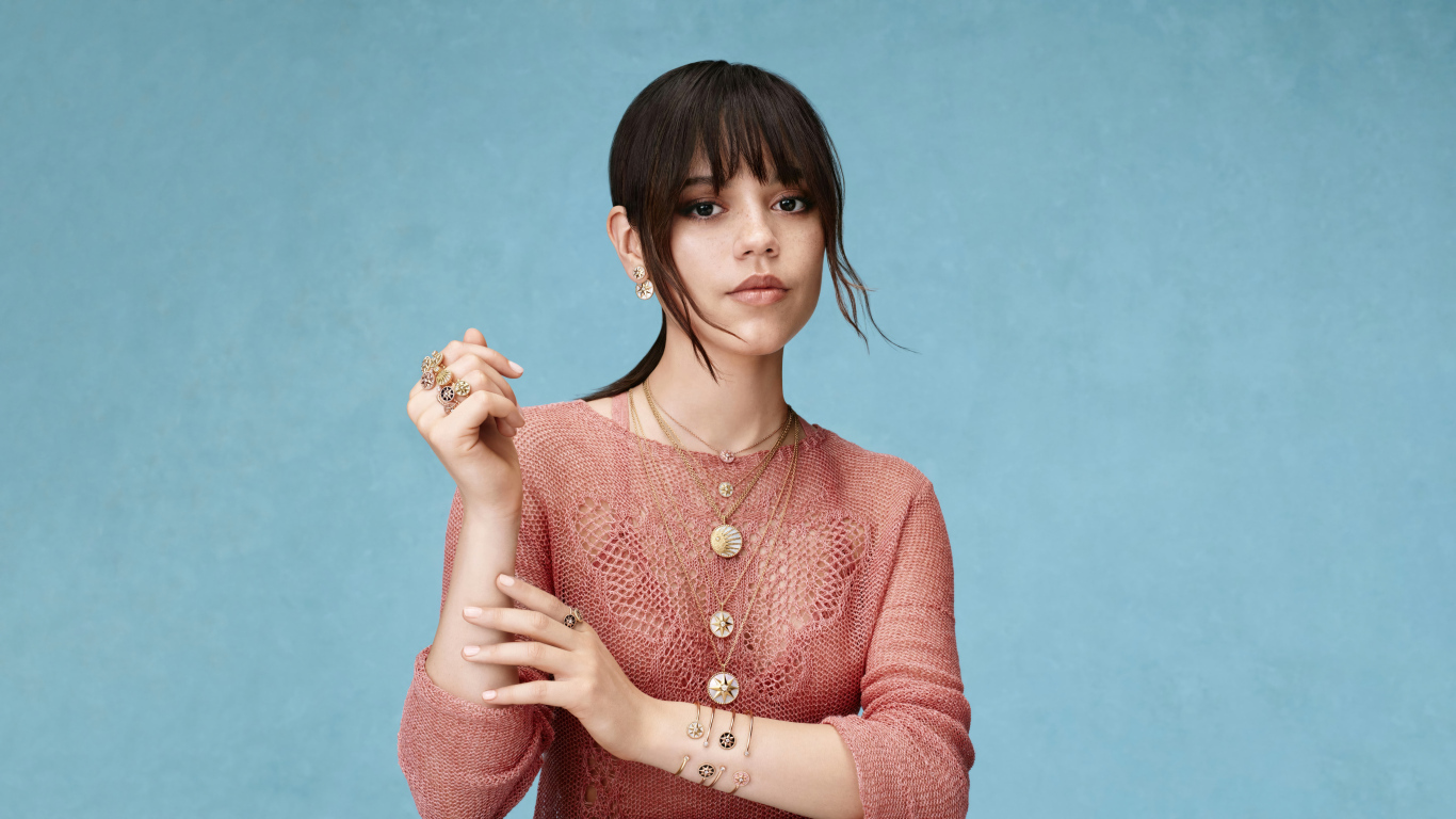 Молодая популярная актриса Дженна Ортега на сером фоне