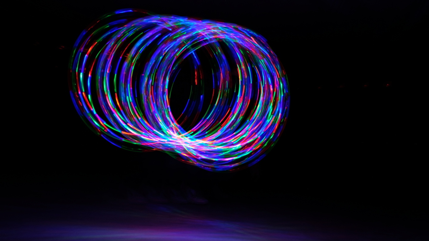 Неоновые кольца на черном фоне