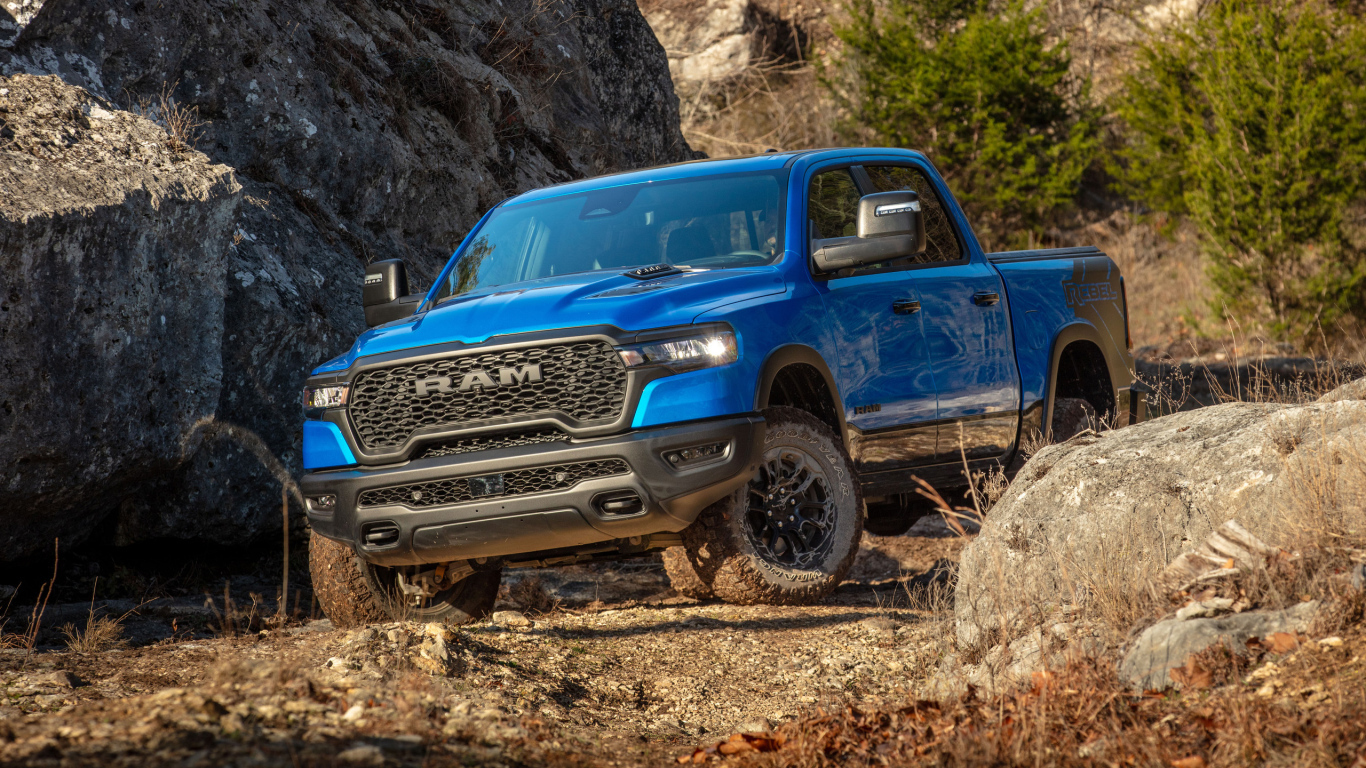 Синий пикап Ram 1500 Rebel Crew Cab 2025 года