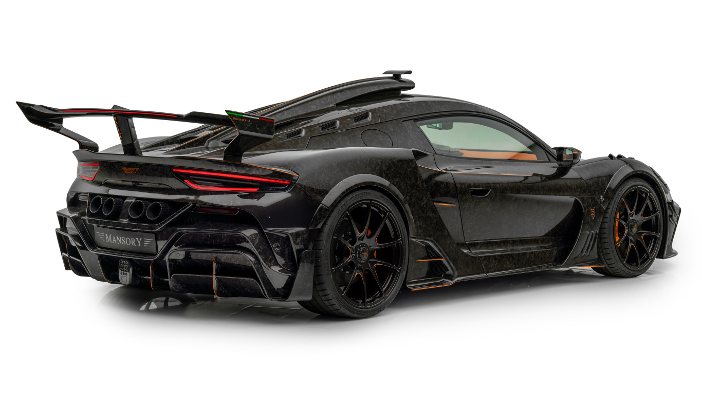 Вид сзади на черный Mansory MCX Pergusa 2024 года на белом фоне