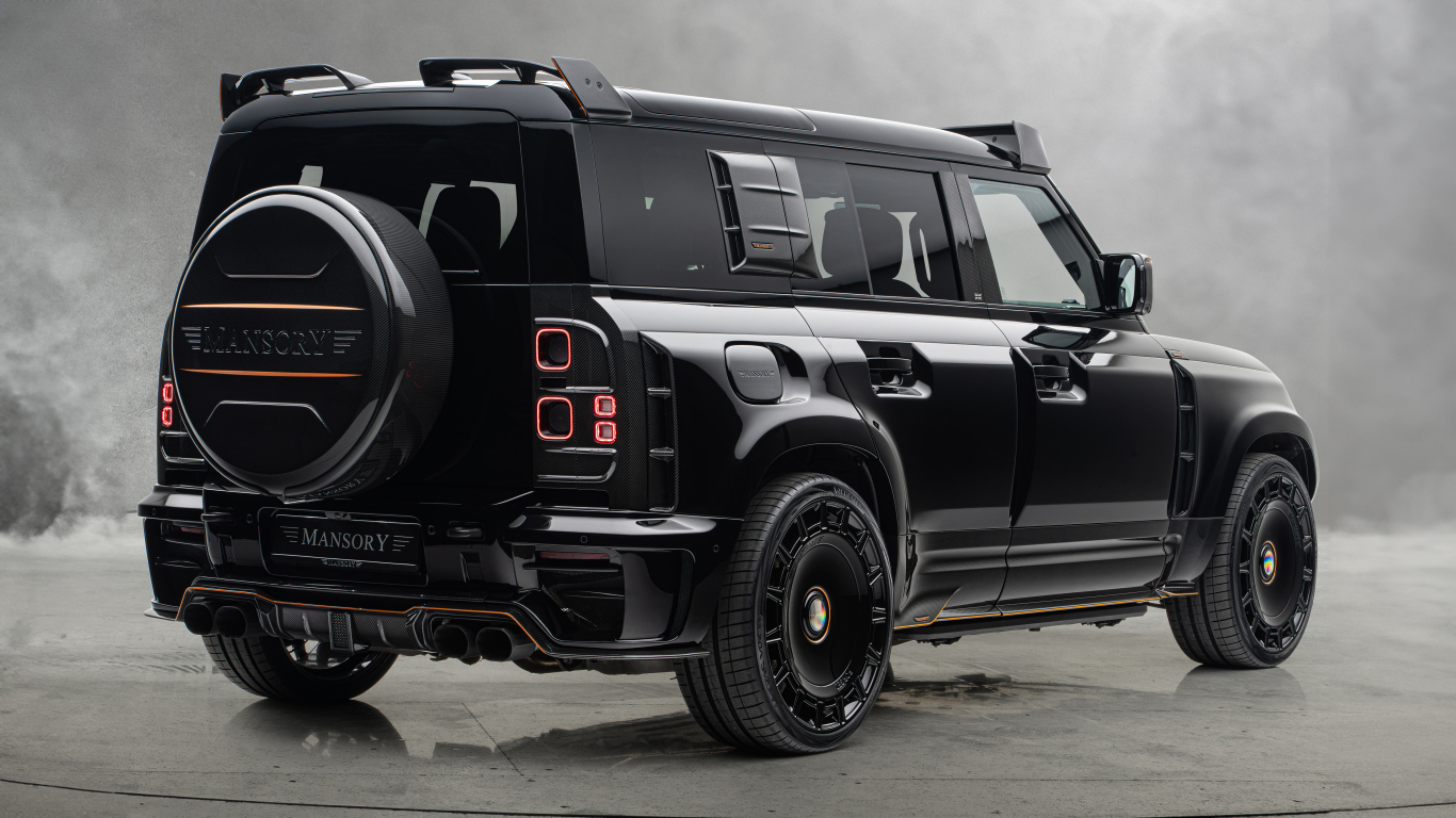 Вид сзади на черный автомобиль Mansory Land Rover Defender 110 Black Edition 2024 года