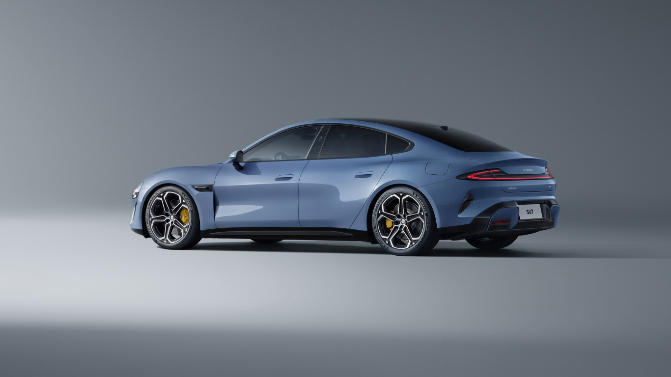 Вид сбоку на автомобиль Xiaomi SU7 Max 2024  года 