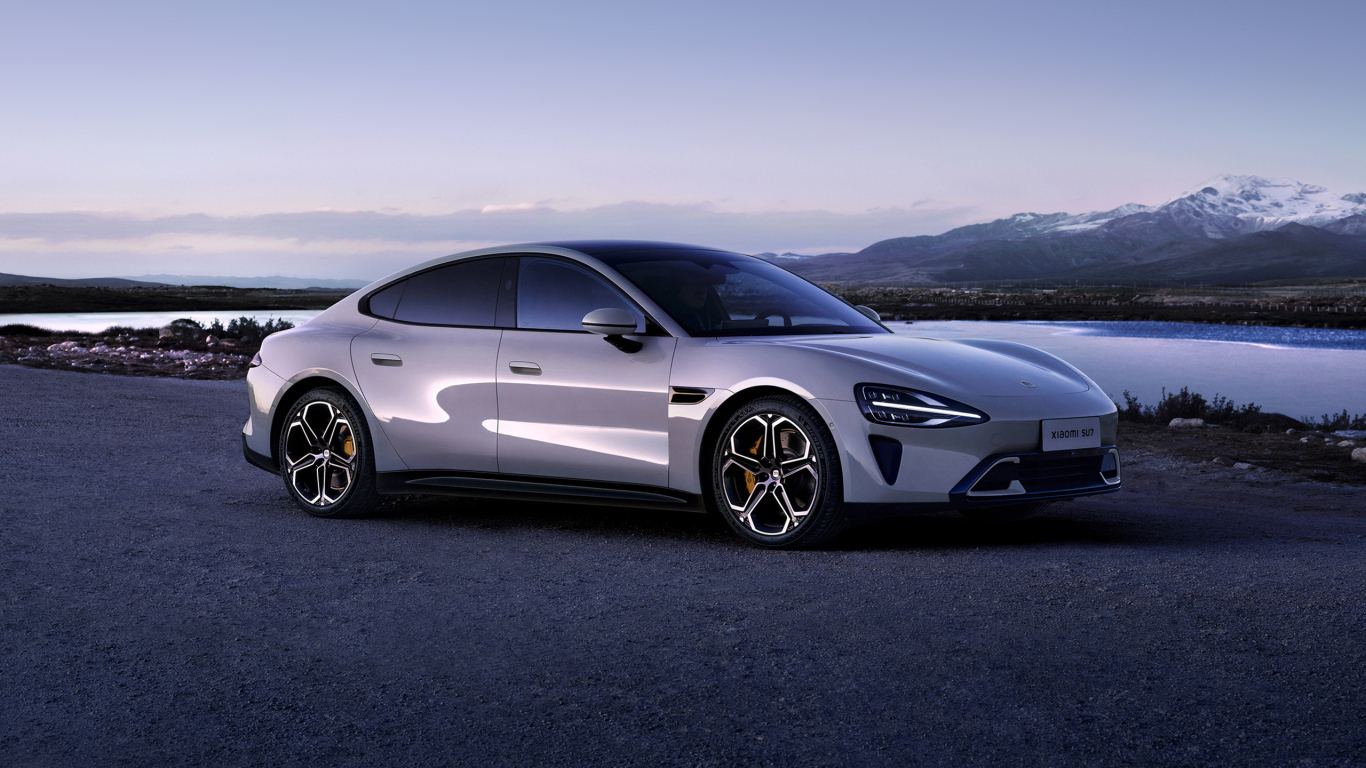 Серебристый автомобиль Xiaomi SU7 2024 года