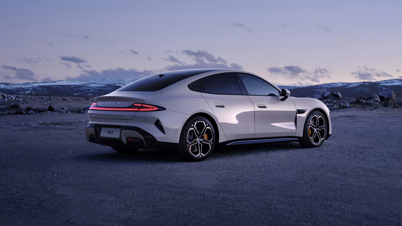Автомобиль Xiaomi SU7 2024 года вид сзади
