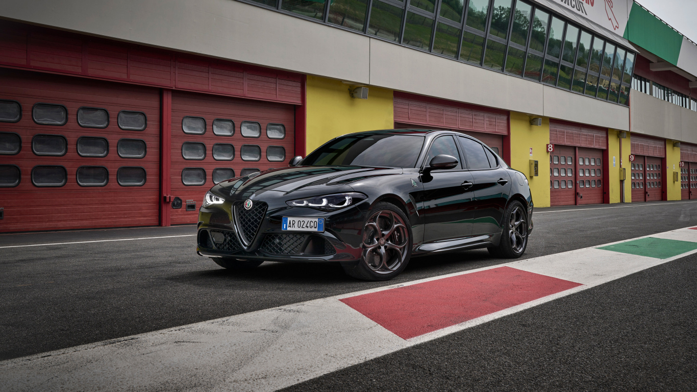 Черный автомобиль Alfa Romeo Giulia Quadrifoglio Super Sport 2024
