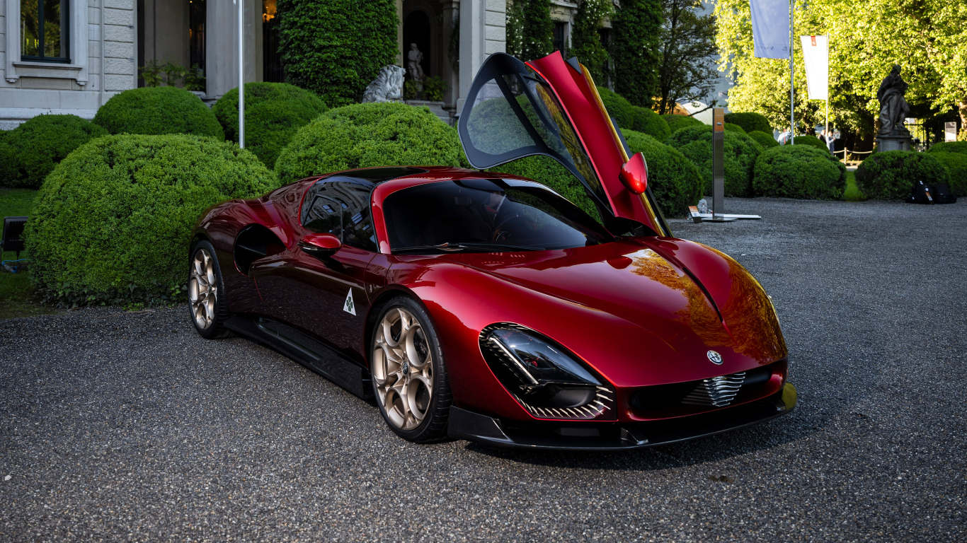 Бордовый автомобиль Alfa Romeo 33 Stradale