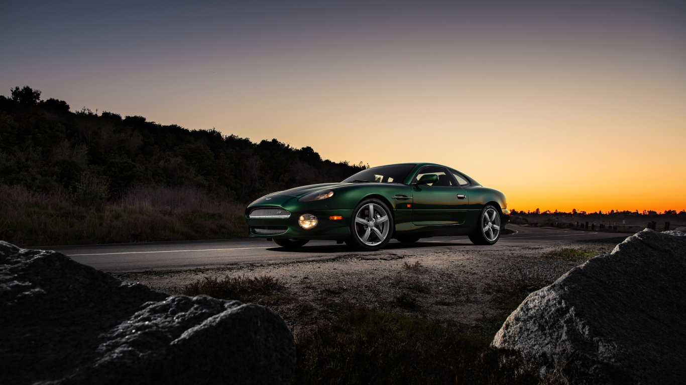 Автомобиль Aston Martin DB7 GT на фоне заката