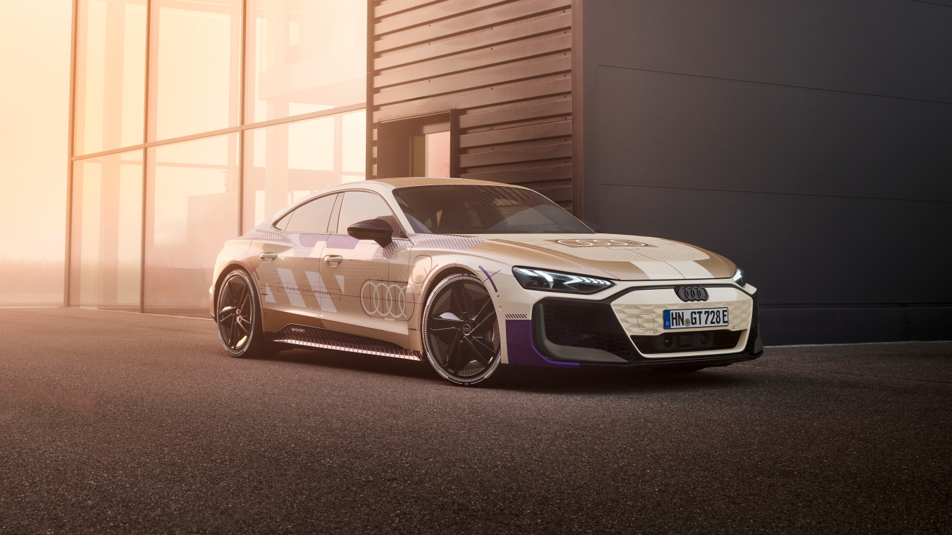 Автомобиль Audi RS E-Tron GT Prototype  у здания