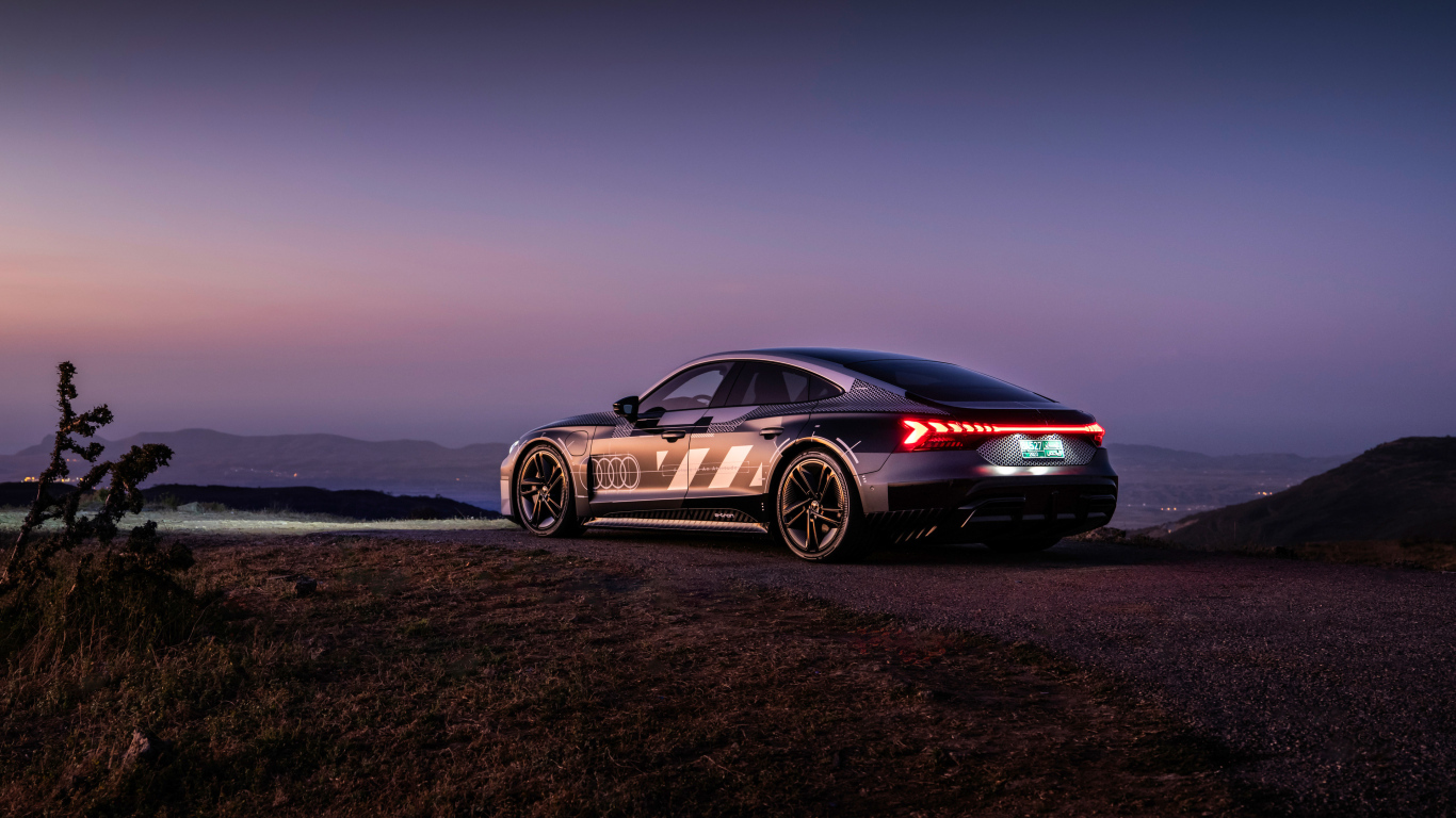 Вид сзади на автомобиль Audi RS E-Tron GT Prototype