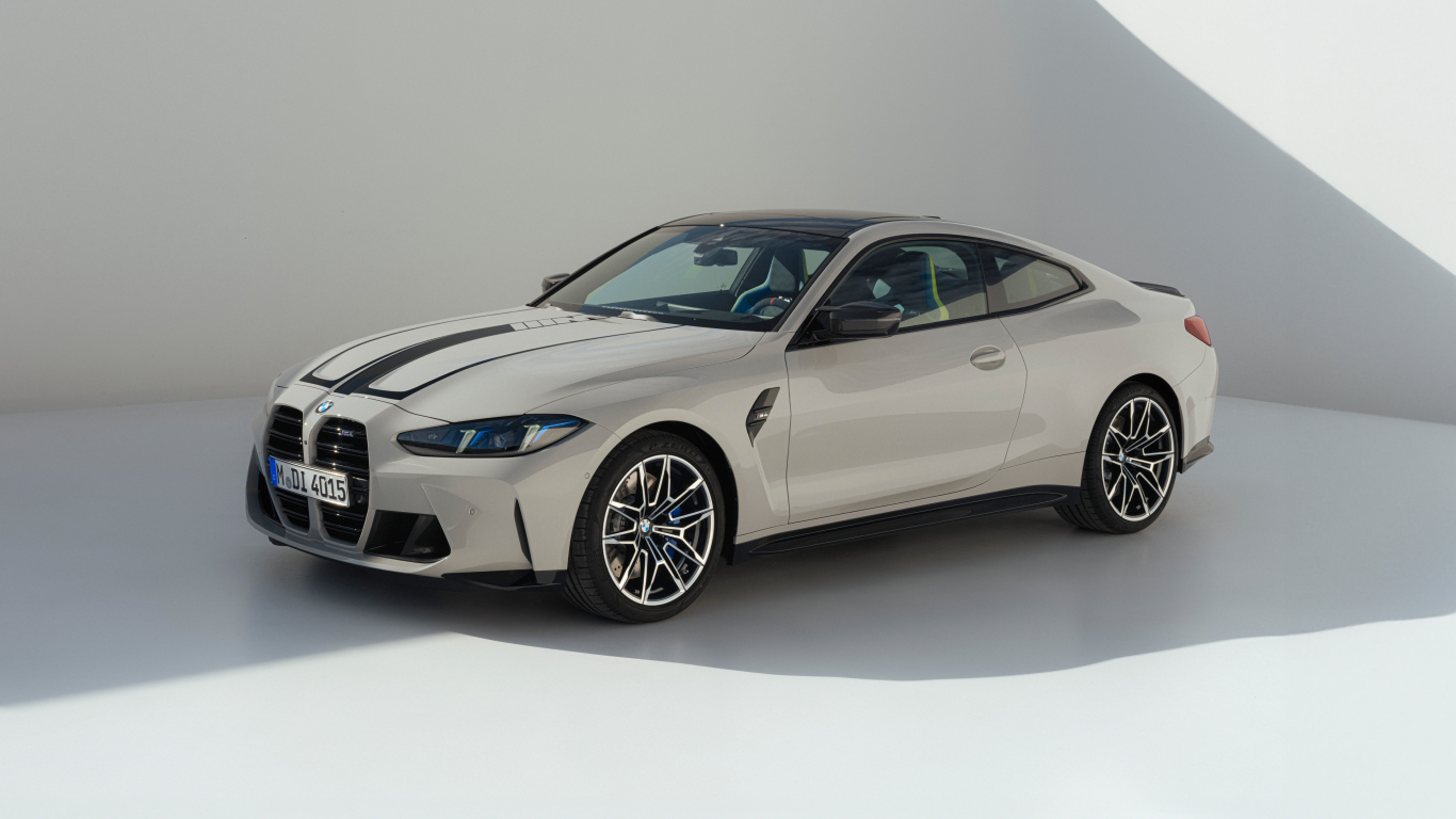 Автомобиль BMW M4 2024 года на сером фоне