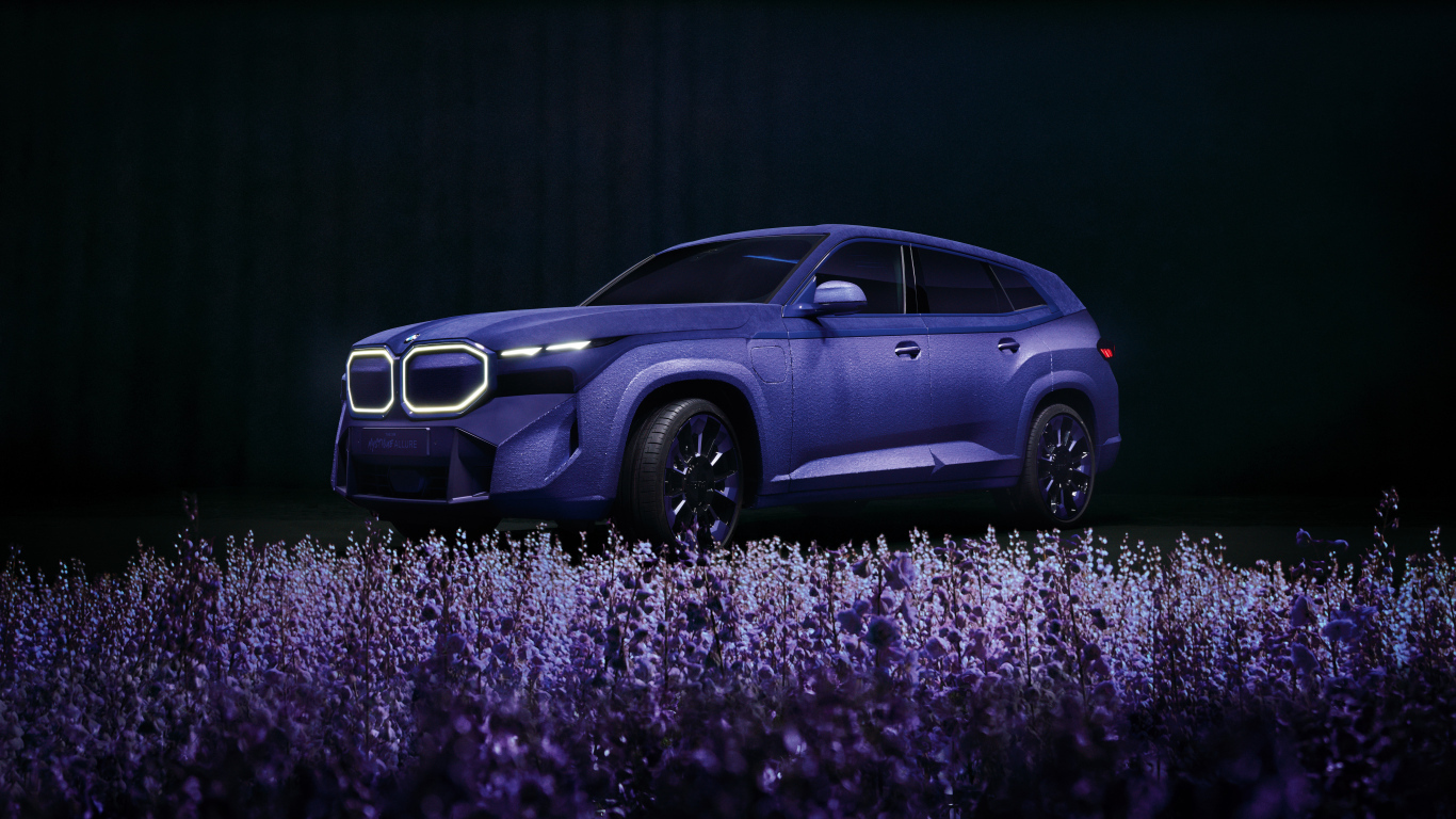 Красивый лавандовый автомобиль BMW XM Mystique Allure