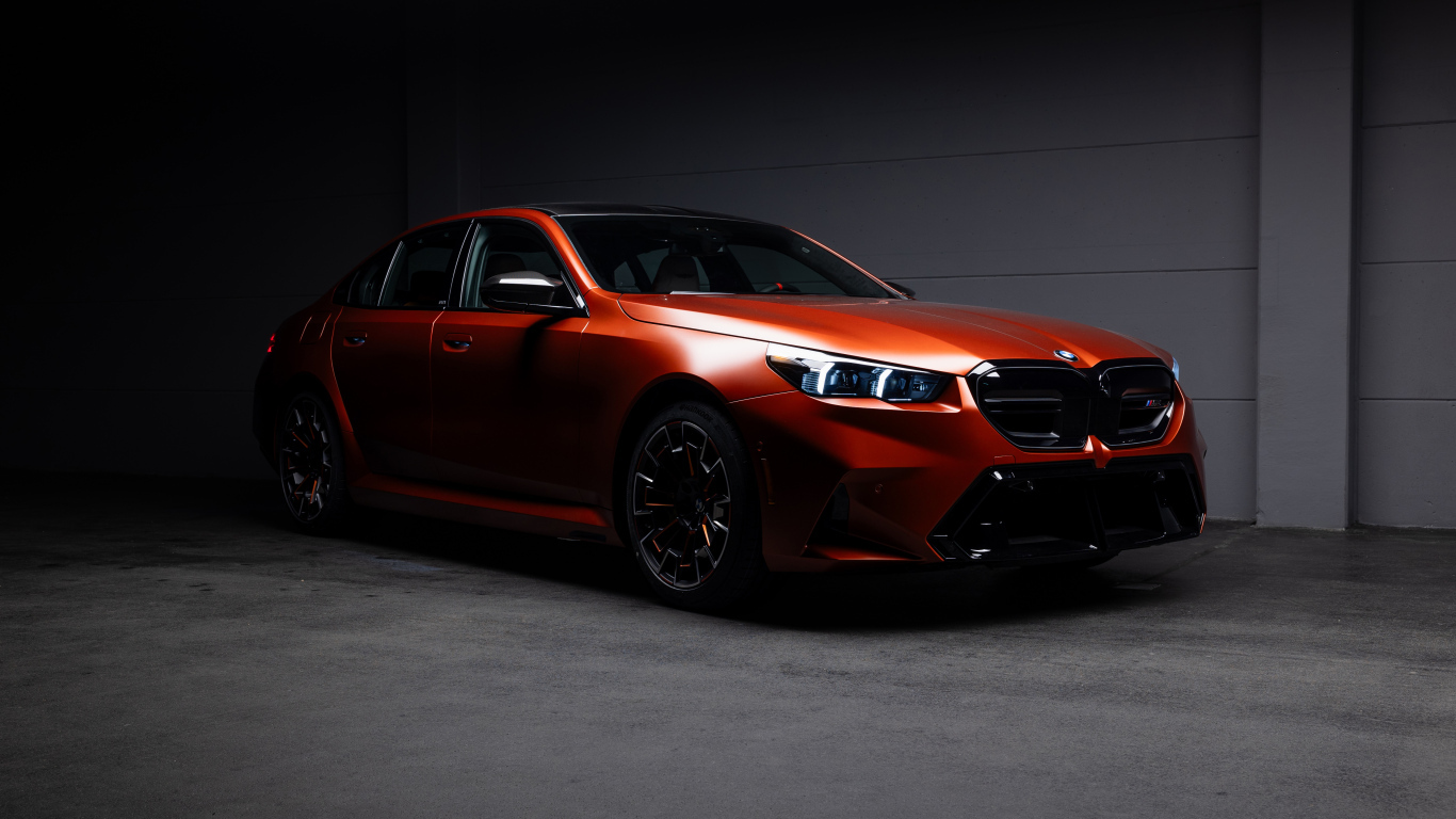 Красный автомобиль BMW M5 2025 года в гараже