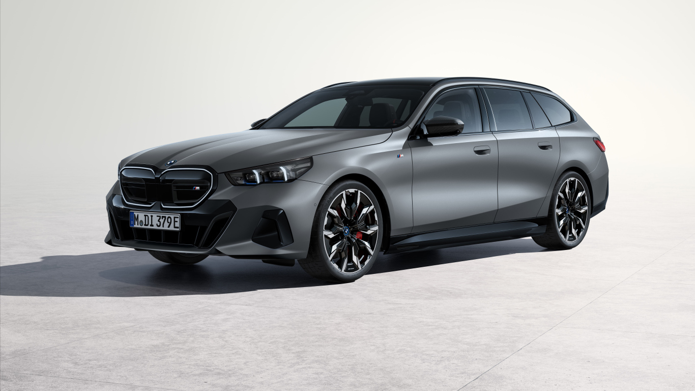 Серебристый автомобиль BMW I5 M60 XDrive Touring 2024 года