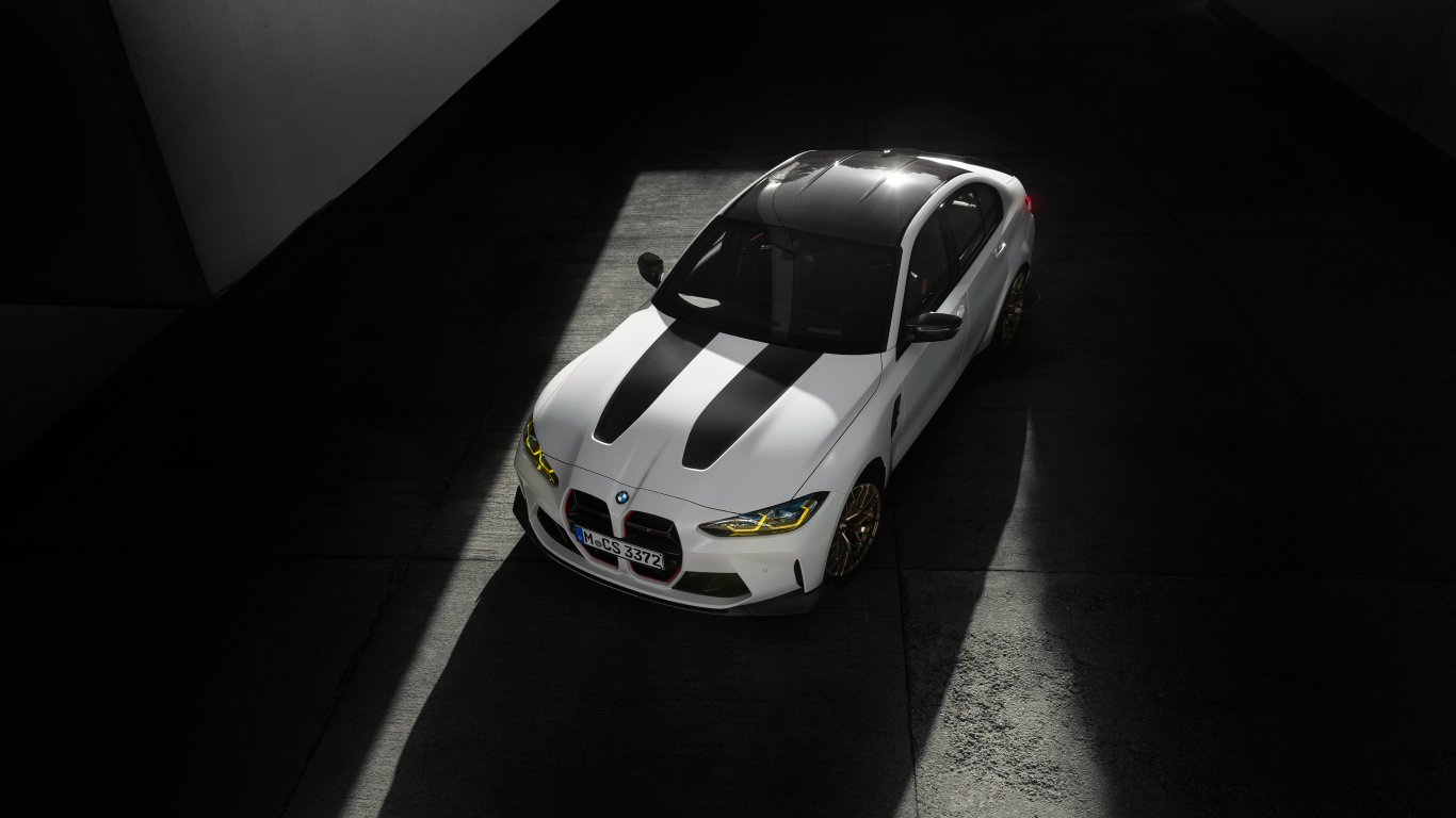 Вид сверху на белый автомобиль BMW M3 CS