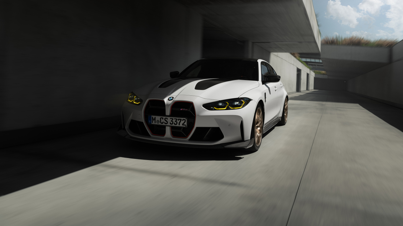 Белый автомобиль BMW M3 CS у стены