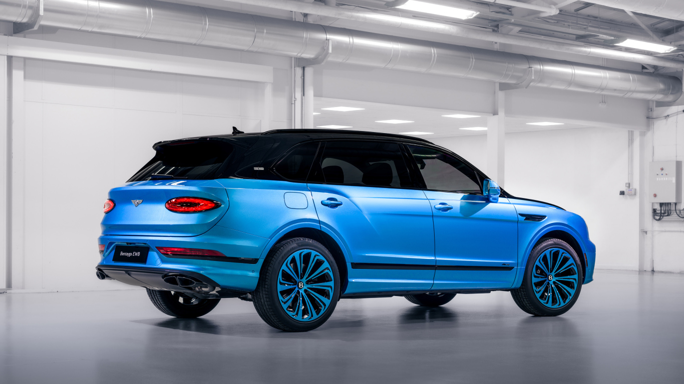 Вид сзади на автомобиль Bentley Bentayga EWB Azure By Mulliner 2024 года