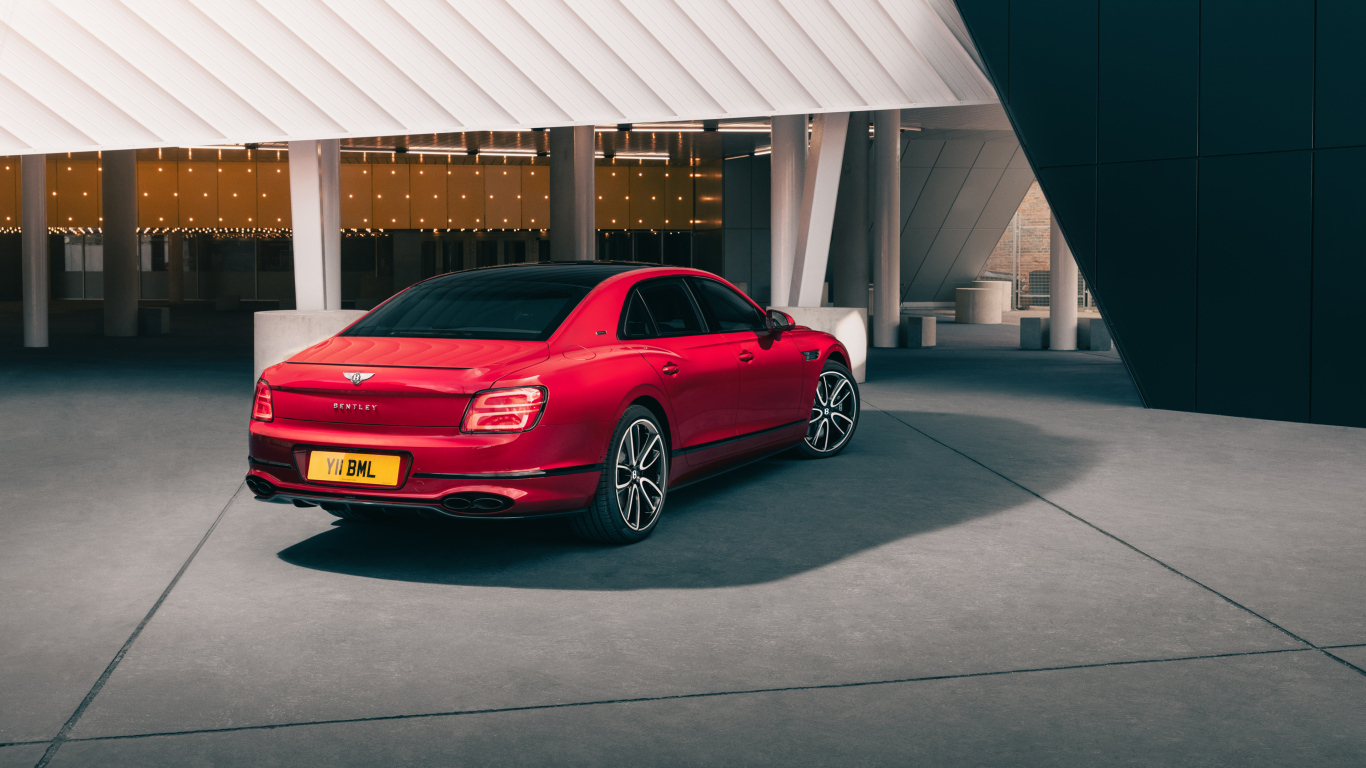 Вид сзади на красный автомобиль Bentley Flying Spur V8 Edition 2024 года