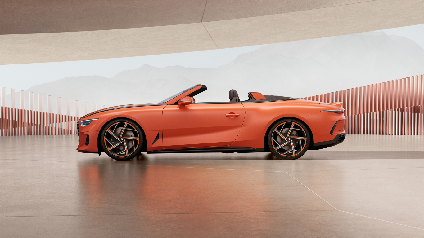 Вид сбоку на кабриолет Bentley Mulliner Batur Convertible 2024  года