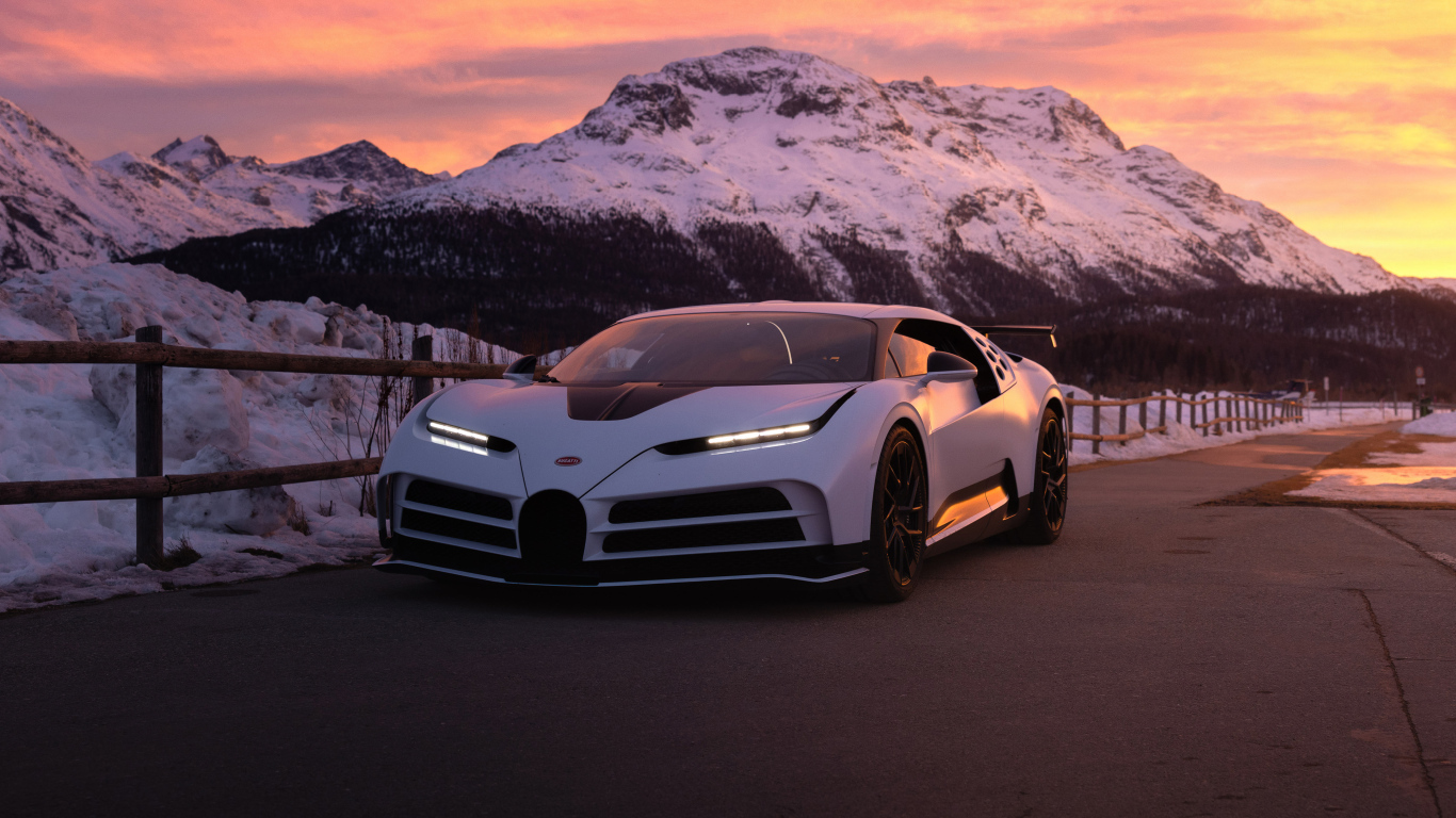 Автомобиль Bugatti Centodieci на фоне гор