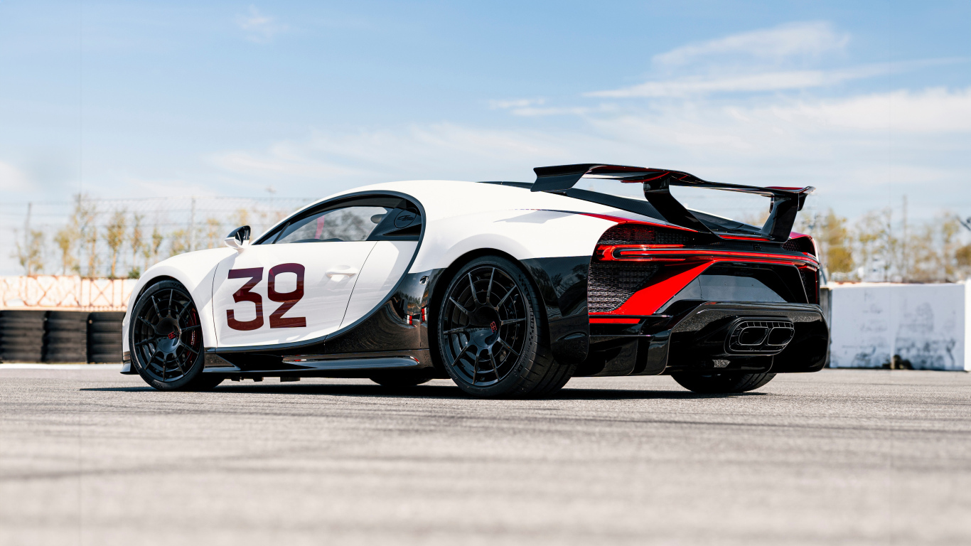 Гоночный автомобиль Bugatti Chiron Pur Sport Grand Prix вид сзади