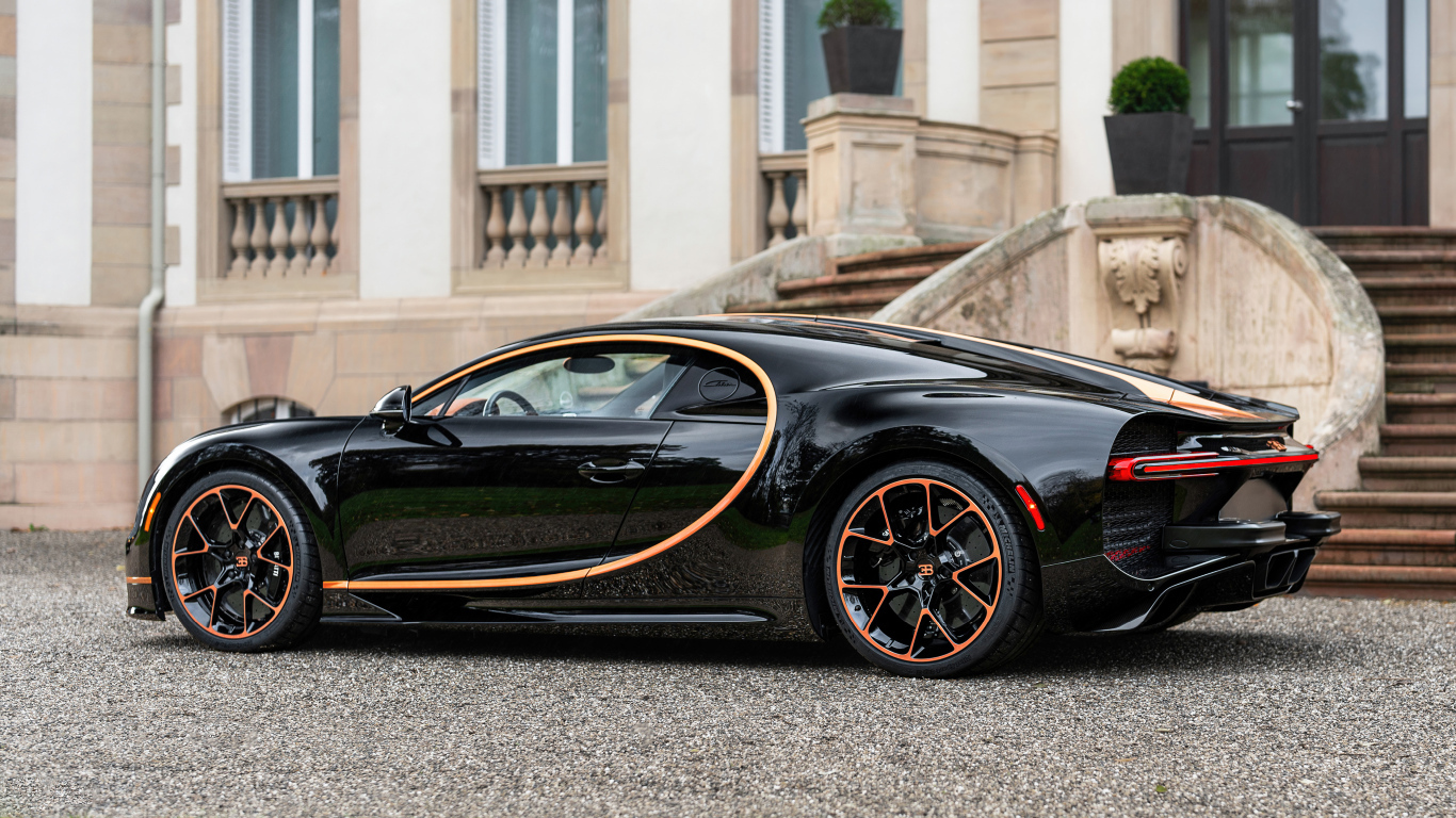 Вид сзади на автомобиль Bugatti Chiron Custom