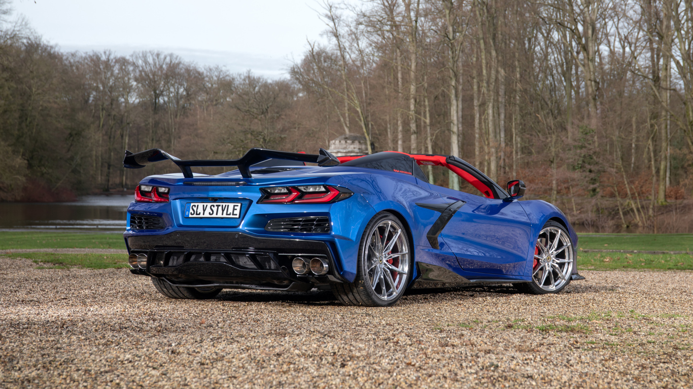 Вид сзади на синий автомобиль Chevrolet Corvette Stingray Convertible Z06
