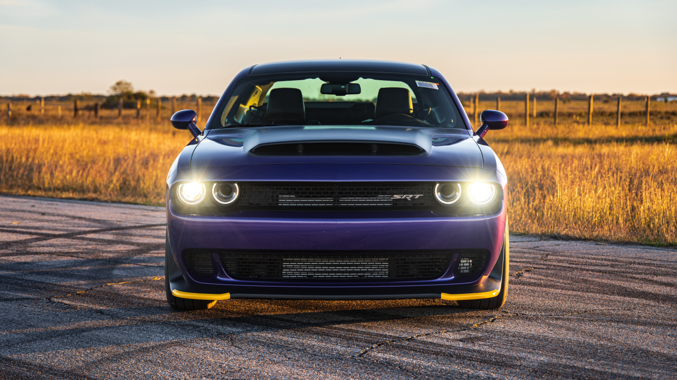 Автомобиль Dodge Hennessey Demon 1700 Twin-Turbo 2024 года с включенными фарами