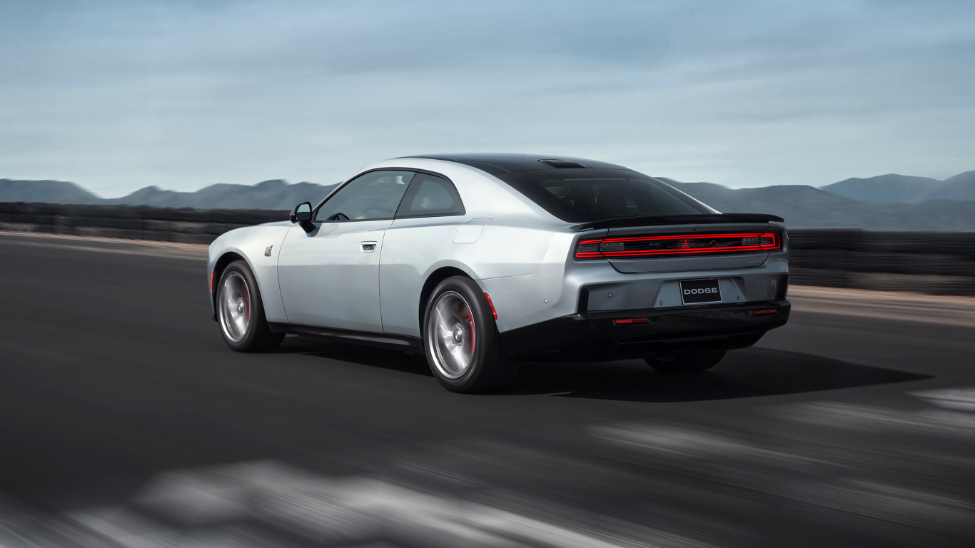 Серебристый автомобиль Dodge Charger Daytona Scat Pack 2024 года на дороге