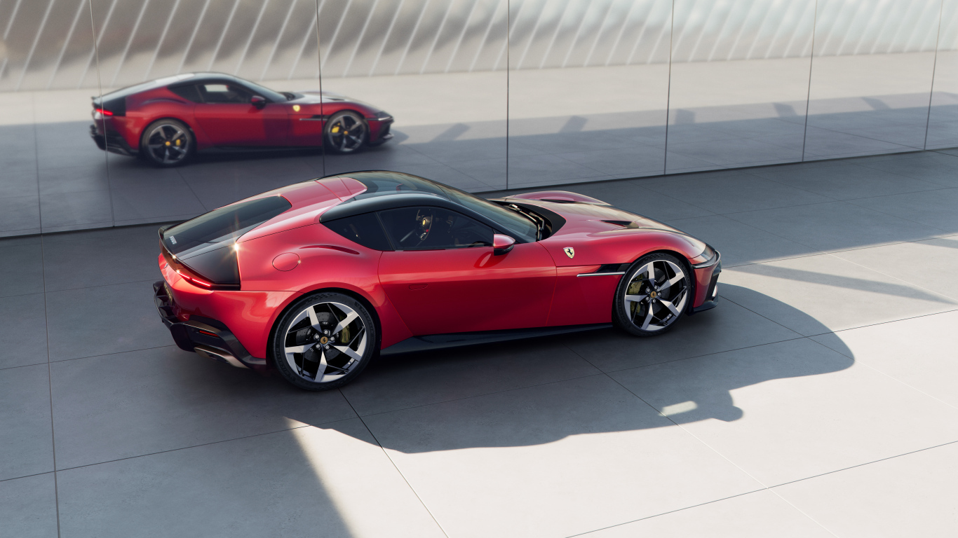 Красный автомобиль Ferrari 12Cilindri 2024 года у стены