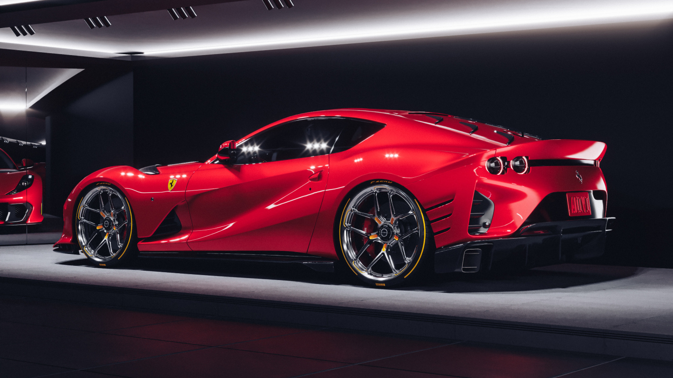 Красный быстрый автомобиль Ferrari 812 Competizione вид сзади