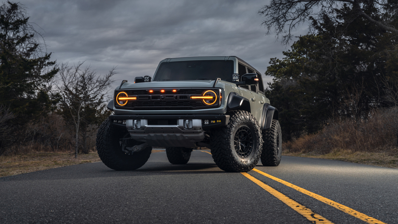 Внедорожник Ford Bronco Raptor на дороге ночью