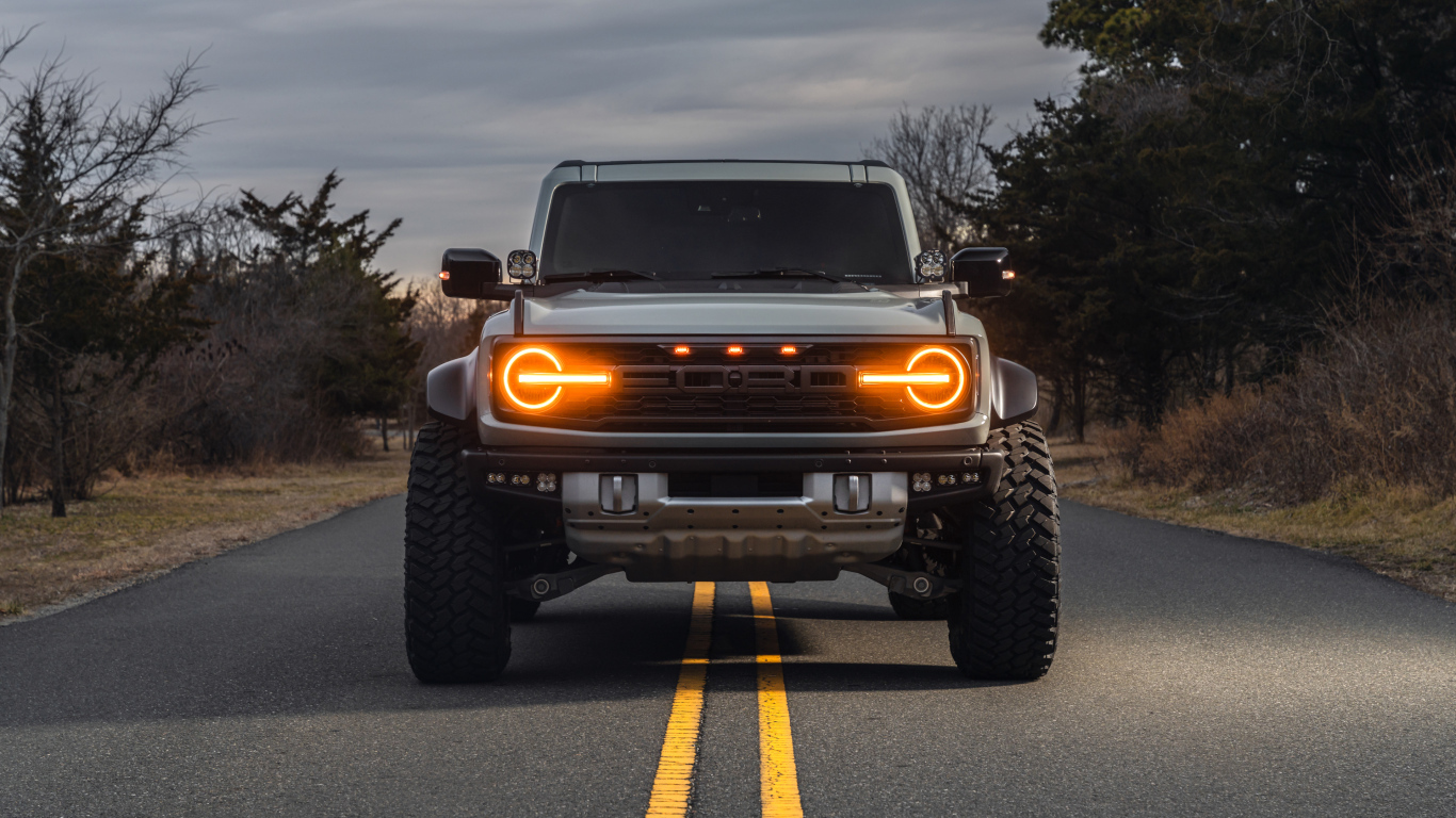 Включенные фары автомобиля Ford Bronco Raptor