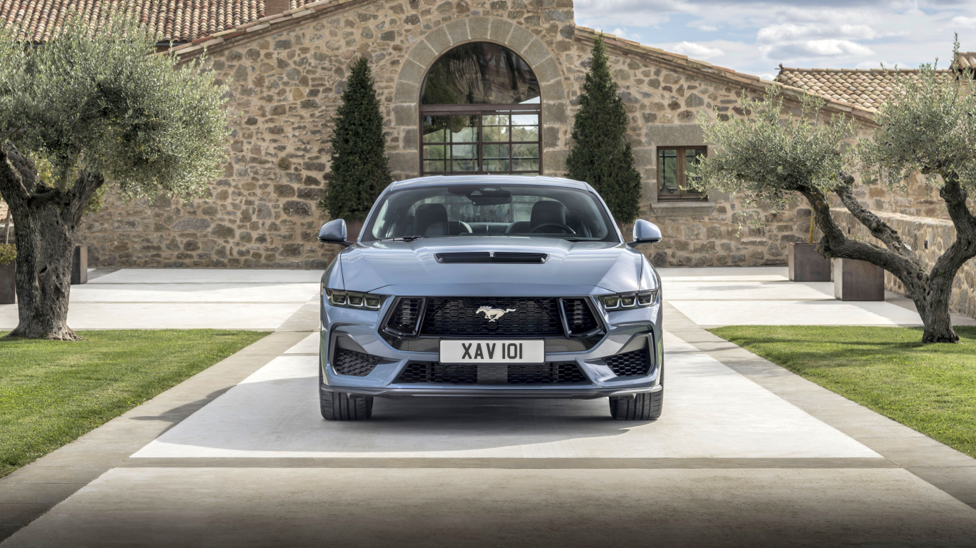 Вид спереди на автомобиль Ford Mustang GT 2024 года