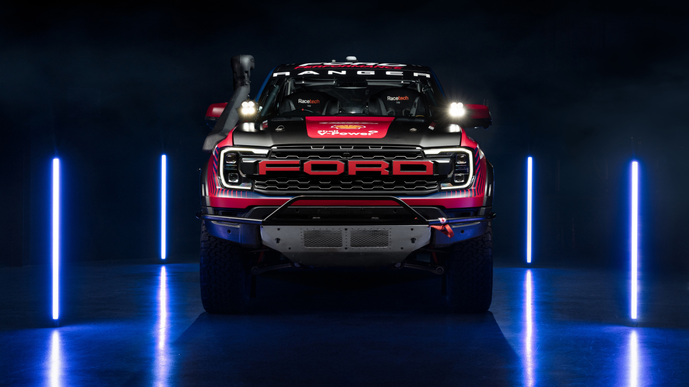 Вид спереди на гоночный Ford Ranger Raptor Race Truck 2024 года