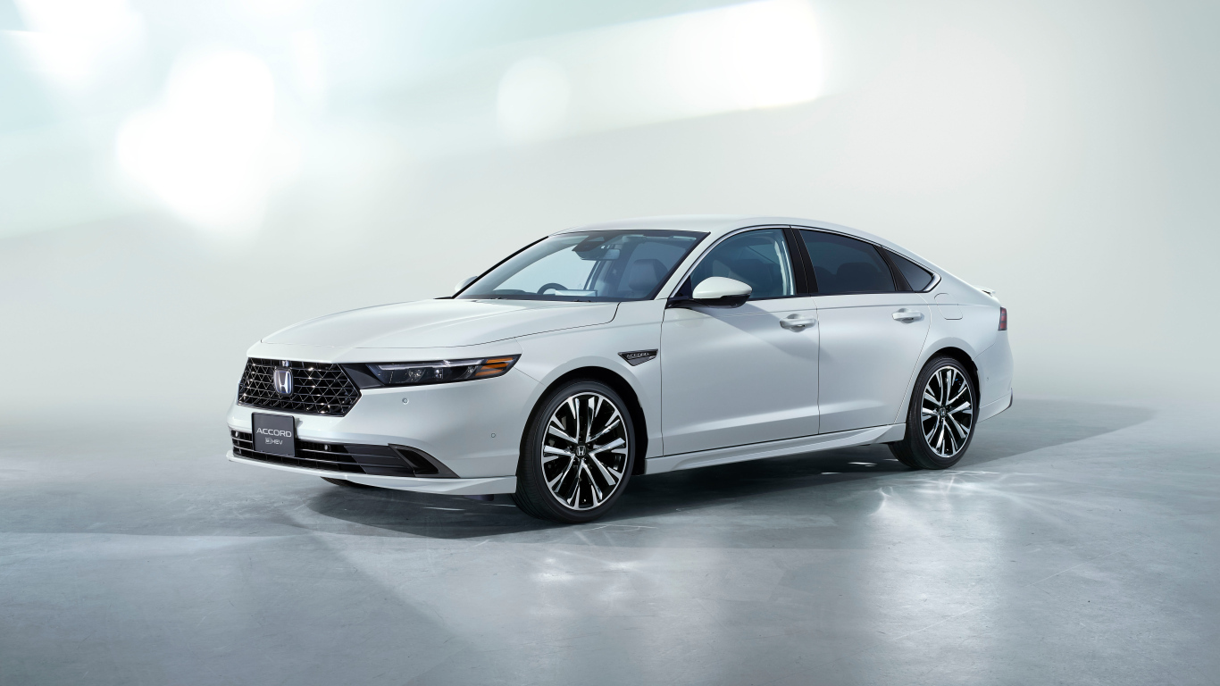 Белый автомобиль Honda Accord EHEV Sports Line 2024 года