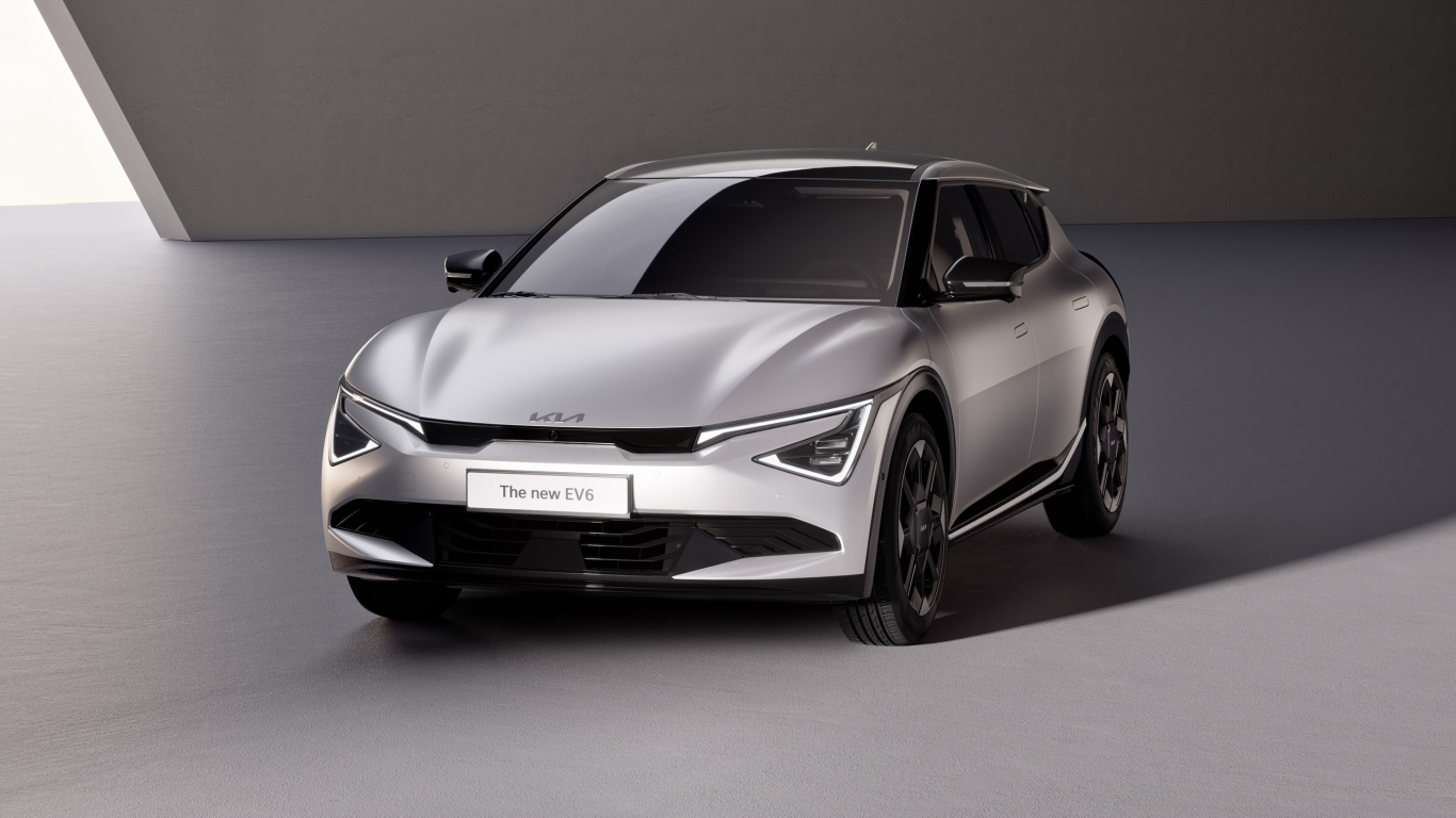 Серебристый автомобиль  Kia EV6 2024 года