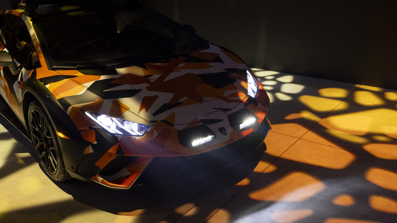 Автомобиль Lamborghini Huracán Sterrato All-Terrain Ad Personam 2024 года с включенными фарами