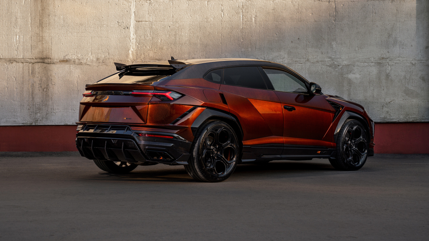 Вид сзади на автомобиль Lamborghini Urus REvo Stealth Edition 2024 года