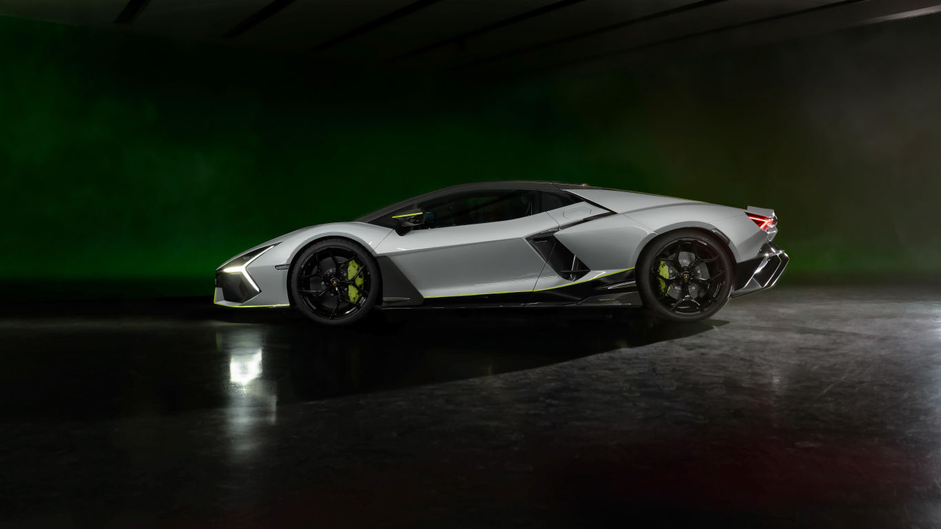Быстрый автомобиль Lamborghini Revuelto At Lamborghini Arena 2024 года вид сбоку