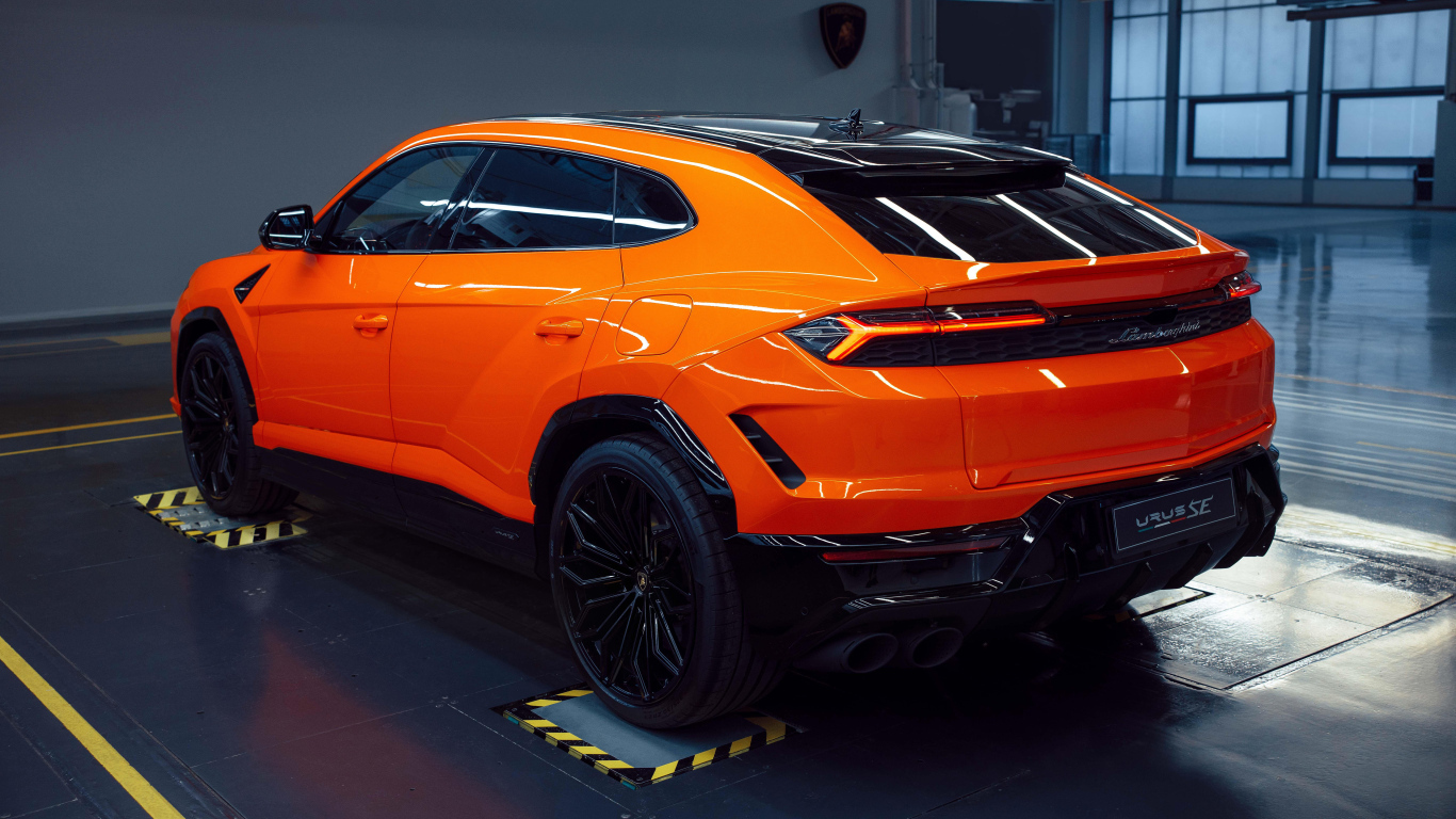 Вид сзади на оранжевый автомобиль  Lamborghini Urus SE Plug-In Hybrid 2024 года