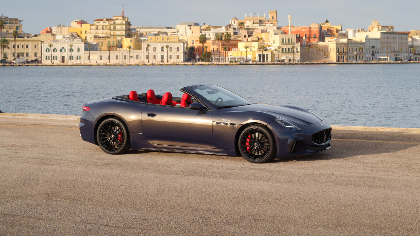 Кабриолет Maserati GranCabrio Trofeo 2024 года у воды