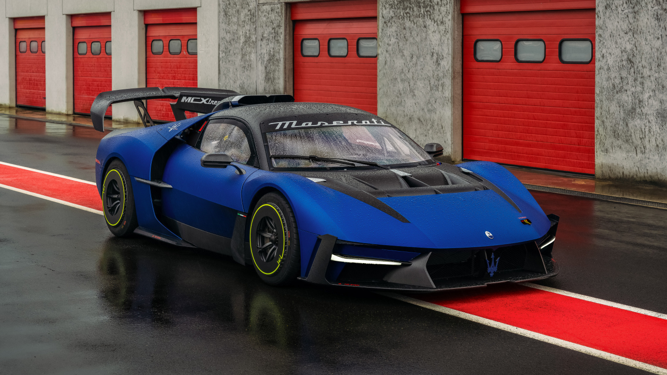 Синий быстрый автомобиль Maserati MCXtrema