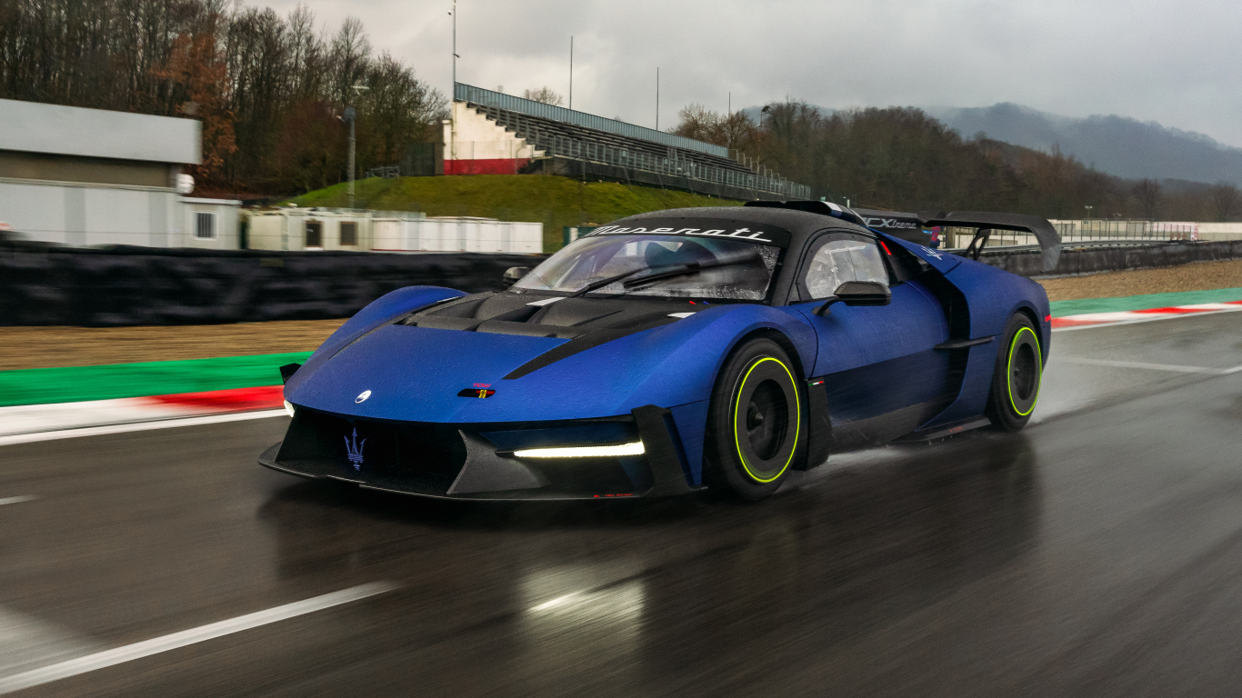 Синий спортивный автомобиль Maserati MCXtrema