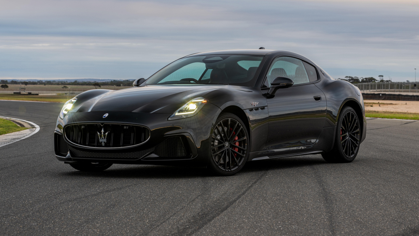 Дорогой черный Maserati GranTurismo Trofeo 2024 года