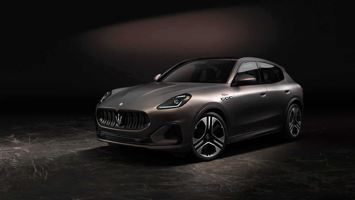 Автомобиль Maserati Grecale Folgore на сером фоне