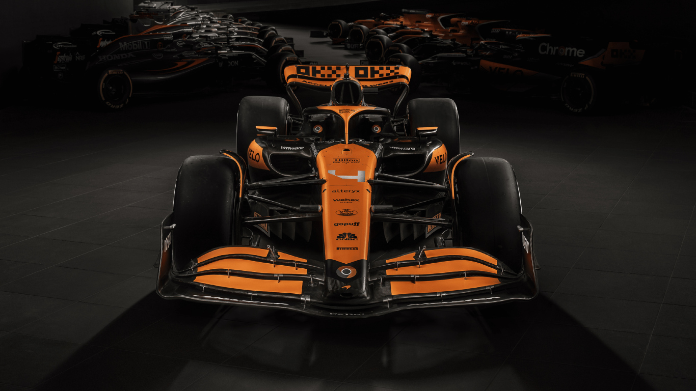 Быстрый гоночный автомобиль McLaren MCL38 2024 года вид спереди