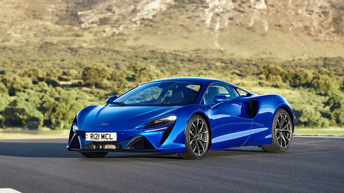 Синий быстрый автомобиль McLaren Artura