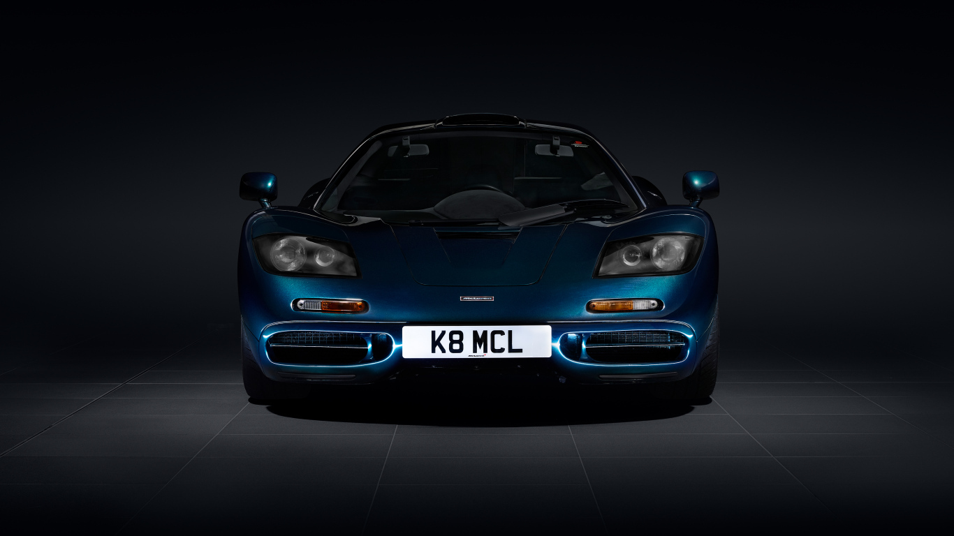 Вид спереди на спортивный автомобиль McLaren F1