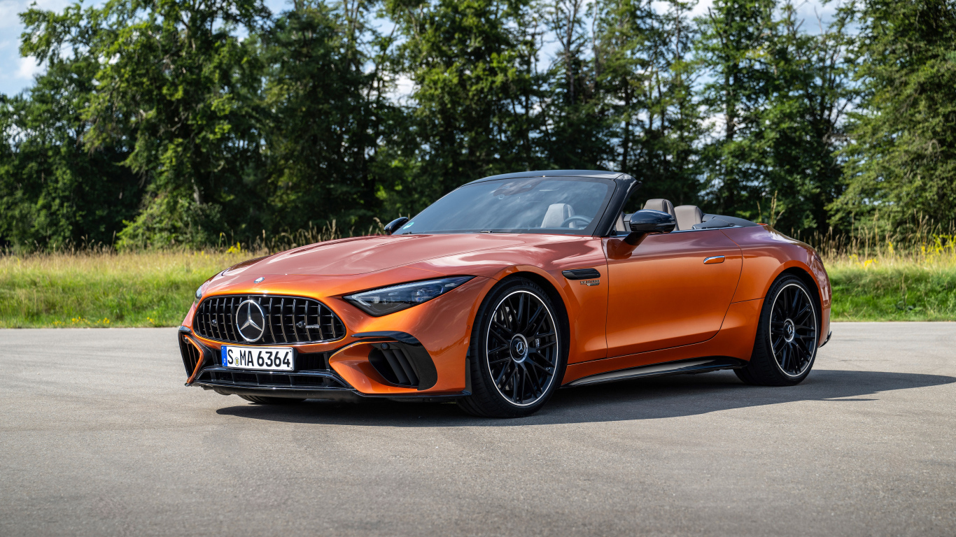 Оранжевый автомобиль Mercedes-AMG SL 63 S E Performance 2024  года