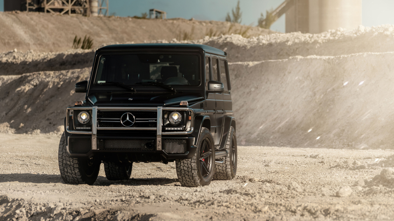 Черный джип Mercedes G Wagon в горах